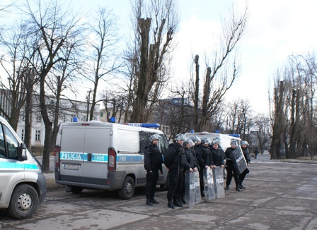 Policjanci pilnowali kibiców - Zdjęcie główne