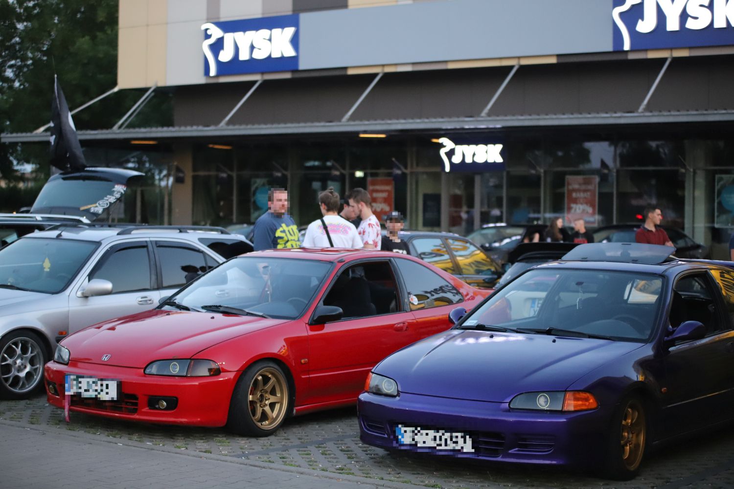 Ryk silników, pisk opon i setki osób pod galerią. Trwa Illegal Night Kutno