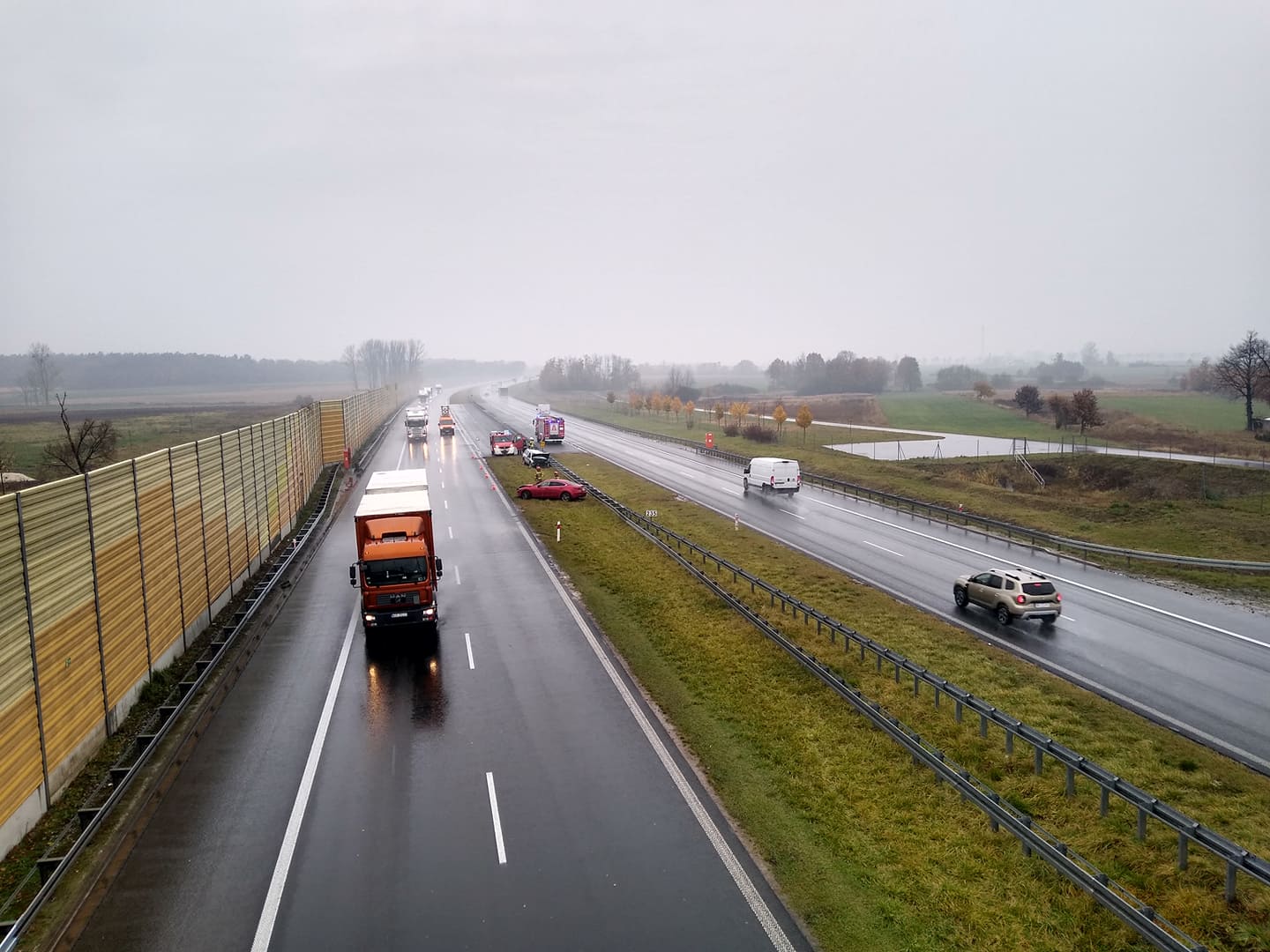 Akcja służb na autostradzie pod Kutnem. Zderzyły się dwie osobówki