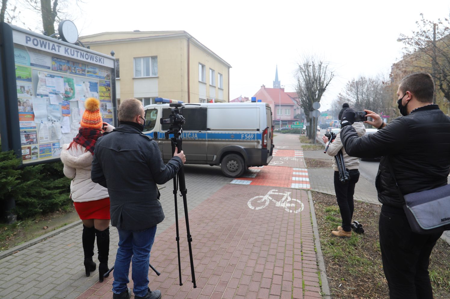 [AKTUALIZACJA] [ZDJĘCIA] Policja spisuje dziennikarzy. Mundurowych wezwał urzędnik starostwa - Zdjęcie główne