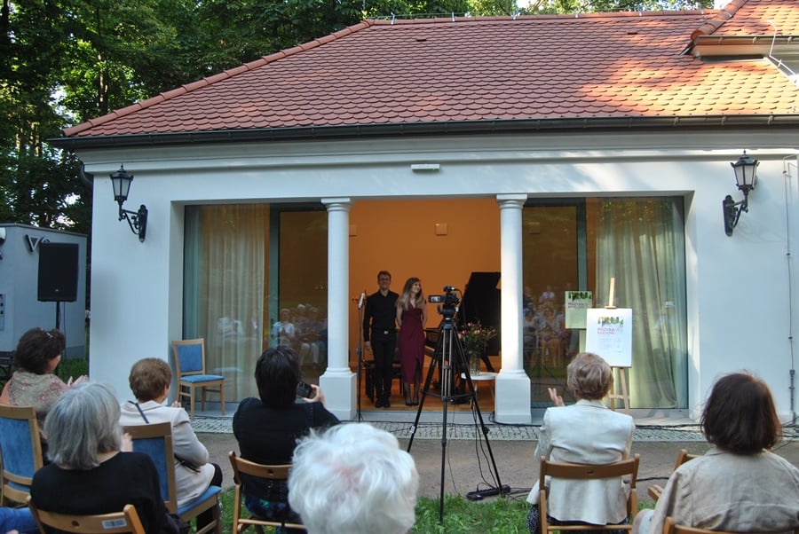 W parku Wiosny Ludów wystąpił duet pianistyczny AM Piano Duo 