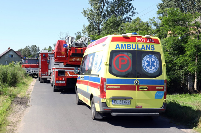 [ZDJĘCIA] Duży pożar pod Kutnem. Pali się dom, jedna osoba poszkodowana - Zdjęcie główne