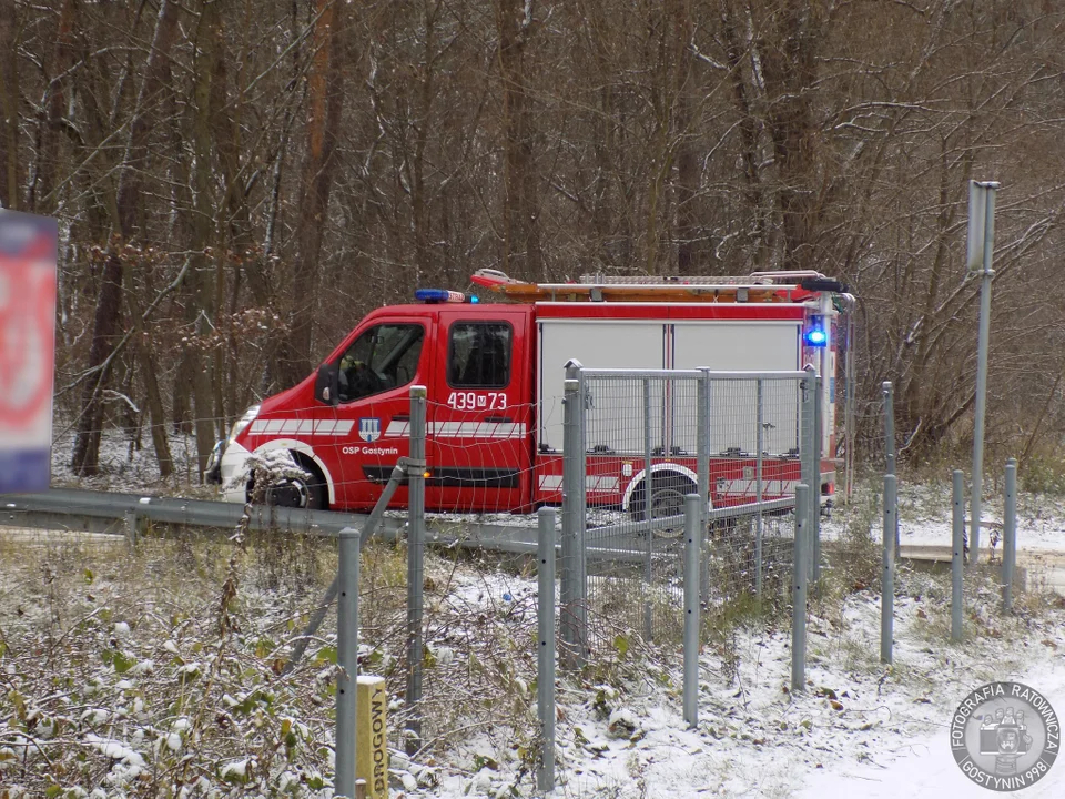 Groźny wypadek w Gostyninie niedaleko Kutna. Trzy auta wpadły w poślizg, są ranni