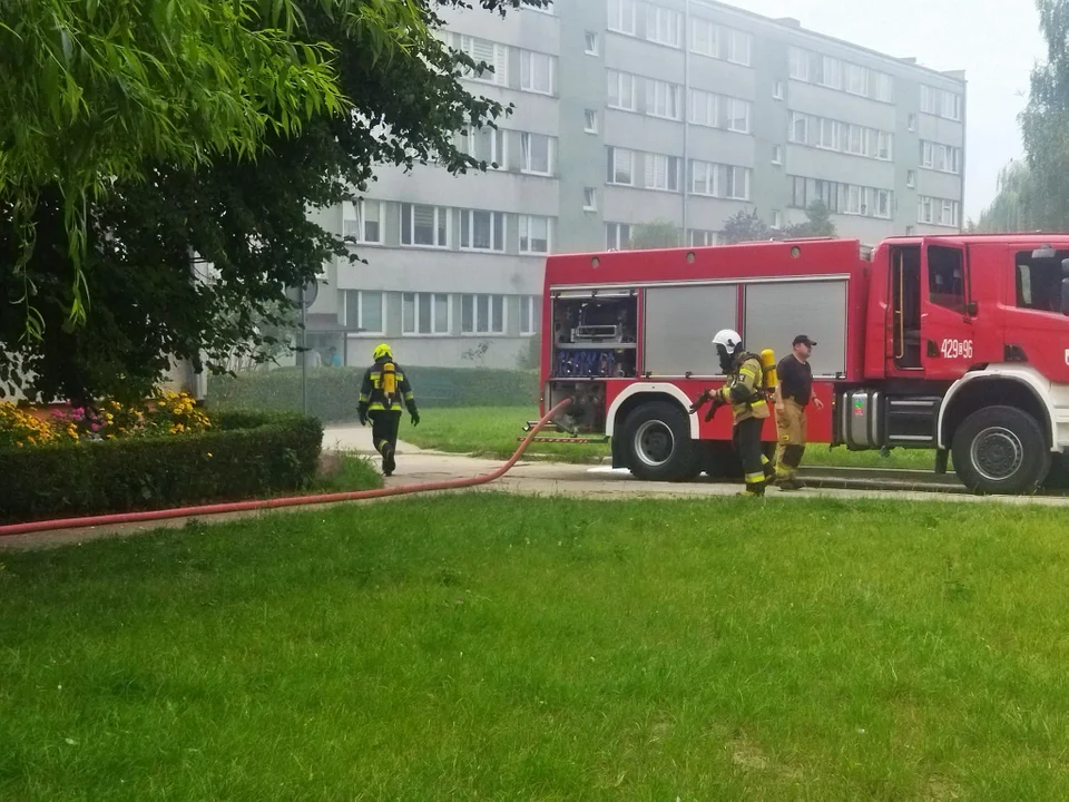 Akcja straży na żychlińskim osiedlu. Gasili pożar mieszkania [ZDJĘCIA] - Zdjęcie główne