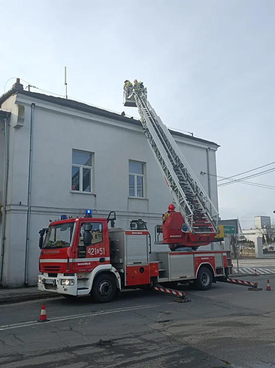 Strażacy pomogli strażakom. Wichura uszkodziła dach jednostki [ZDJĘCIA] - Zdjęcie główne