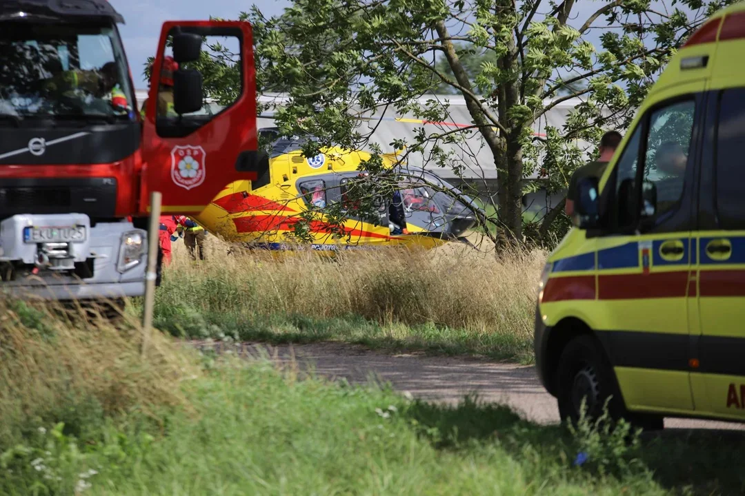 Groźny wypadek w powiecie kutnowskim. Lądował śmigłowiec LPR [AKTUALIZACJA] - Zdjęcie główne