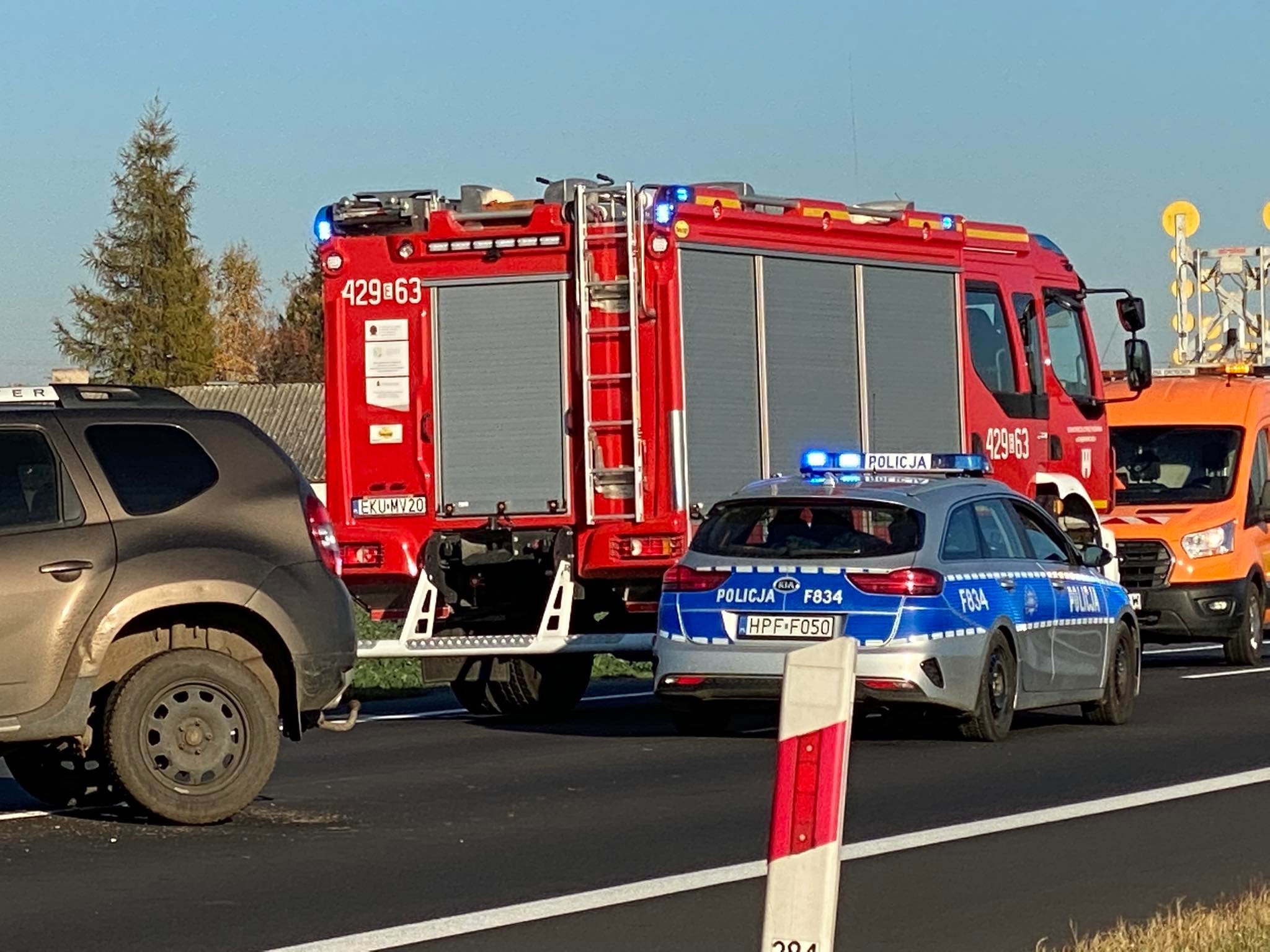 Groźny wypadek pod Kutnem. Samochód osobowy wjechał w ciężarówkę