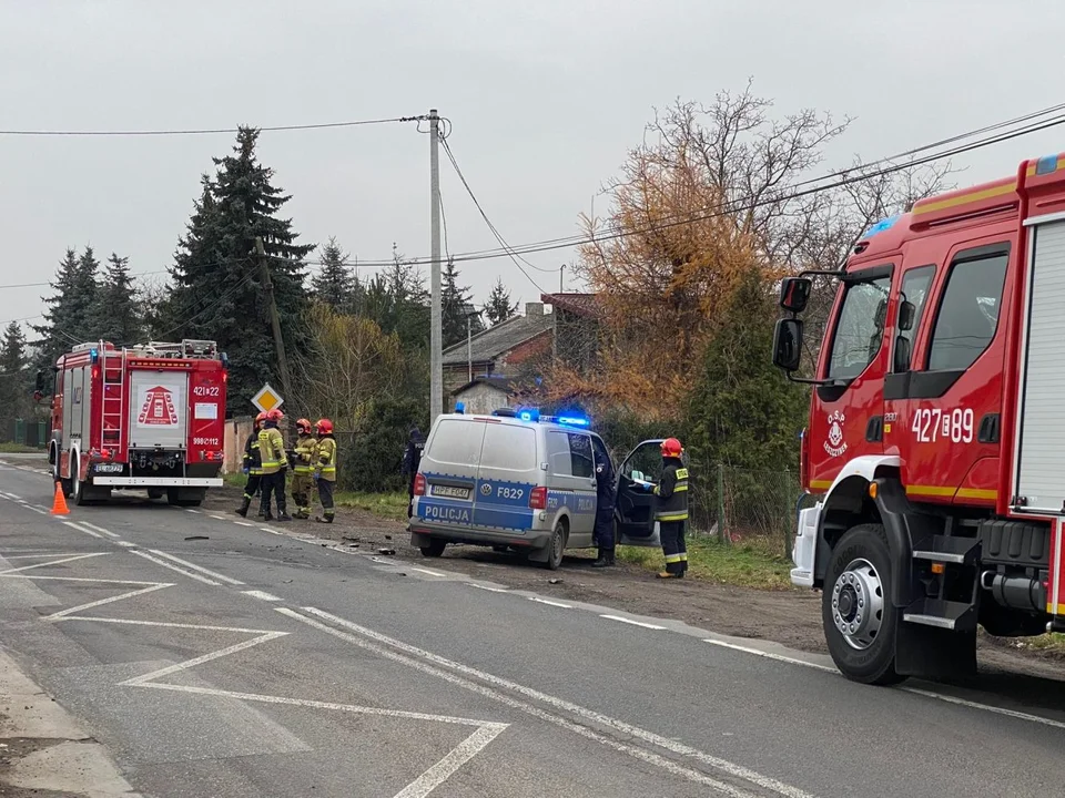 Pod Kutnem doszło do wypadku, na drodze krajowej trwa akcja służb