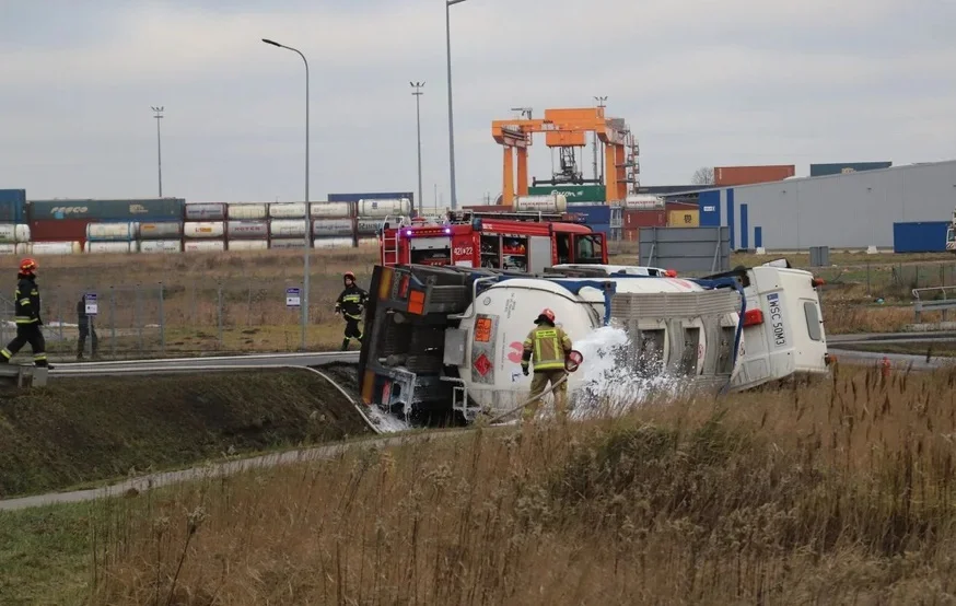 Straż pożarna komentuje wypadek z udziałem cysterny przewożącej niebezpieczną substancję