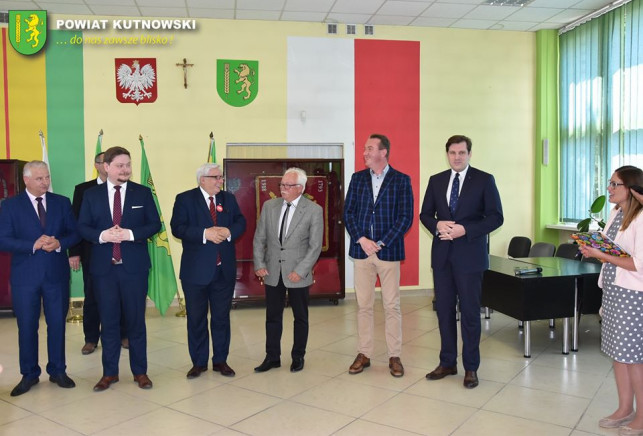 [ZDJĘCIA] Czeki przekazane! Duże pieniądze na remonty dróg w powiecie! - Zdjęcie główne