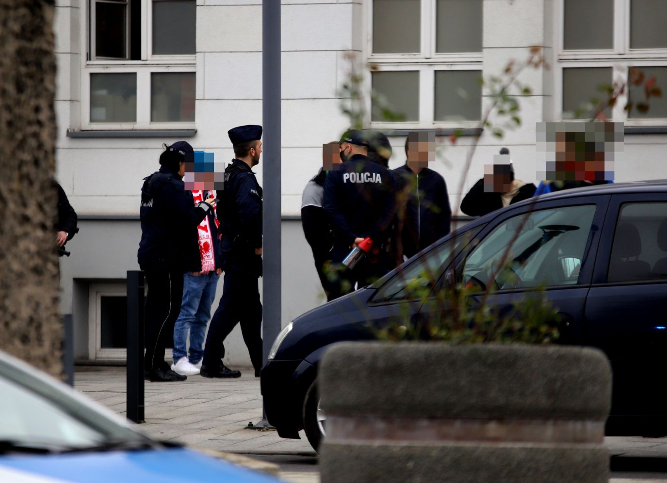 Grupa kibiców na kutnowskim dworcu. Miejsce zabezpiecza policja