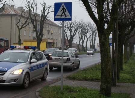 Opel wjechał w czterech mężczyzn - Zdjęcie główne