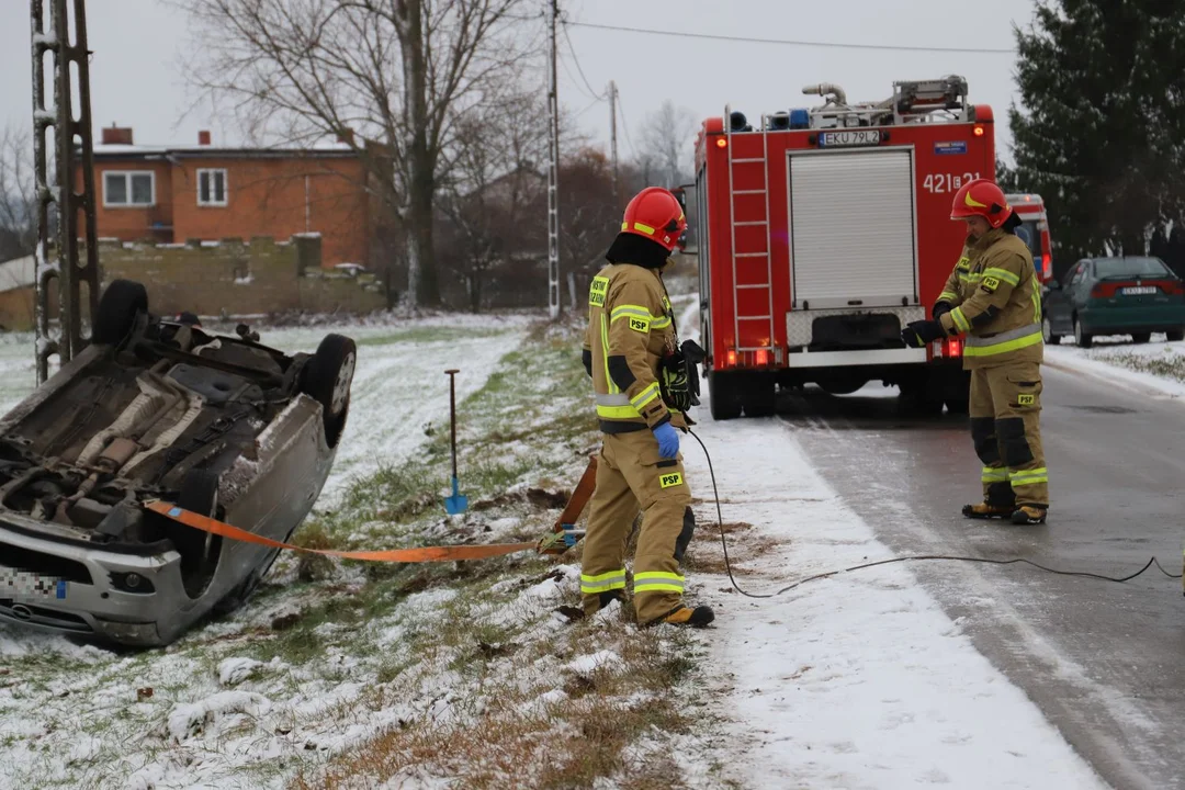 Wypadek pod Kutnem. Dachował samochód, jedna osoba ranna