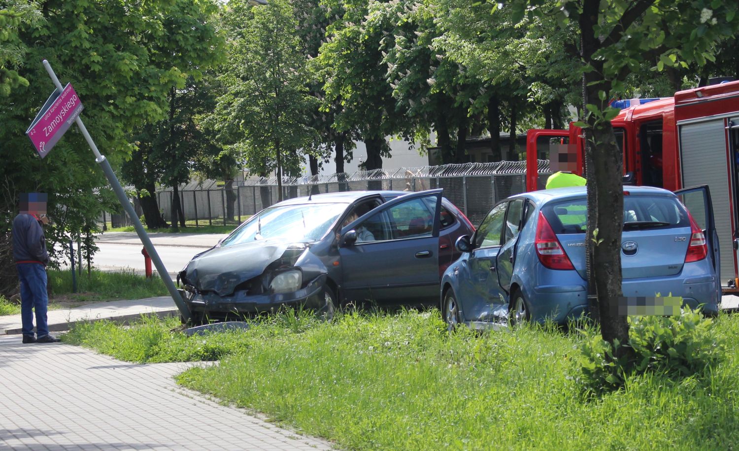 Zderzenie dwóch aut w Kutnie. Akcja służb i utrudnienia w ruchu [ZDJĘCIA] - Zdjęcie główne