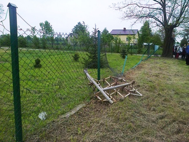 Pijany traktorzysta atakuje płot sąsiada. Chciał uciec, ale... - Zdjęcie główne