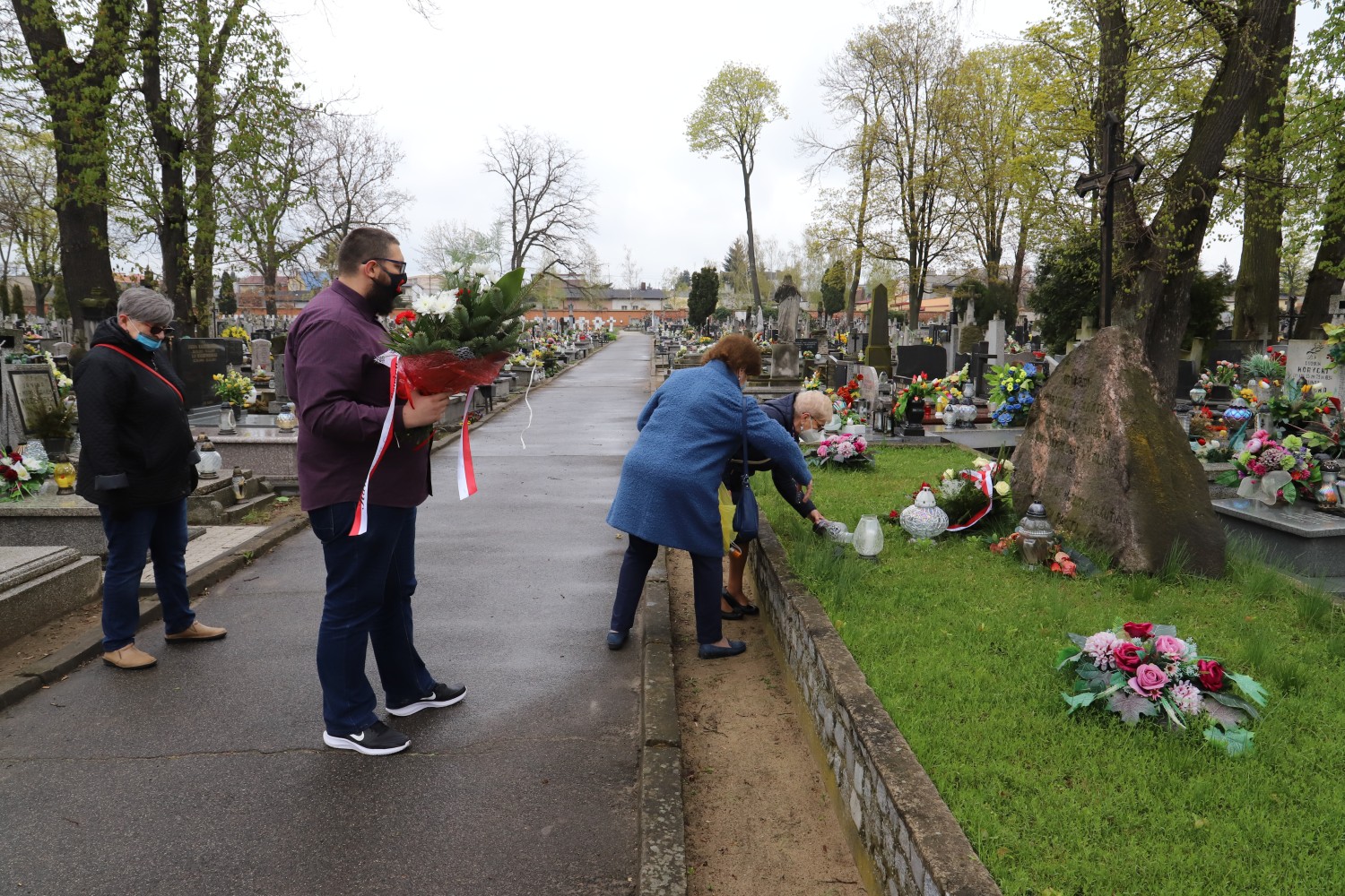 Nowa Lewica złożyła kwiaty pod pomnikiem ofiar rewolucji w Kutnie.