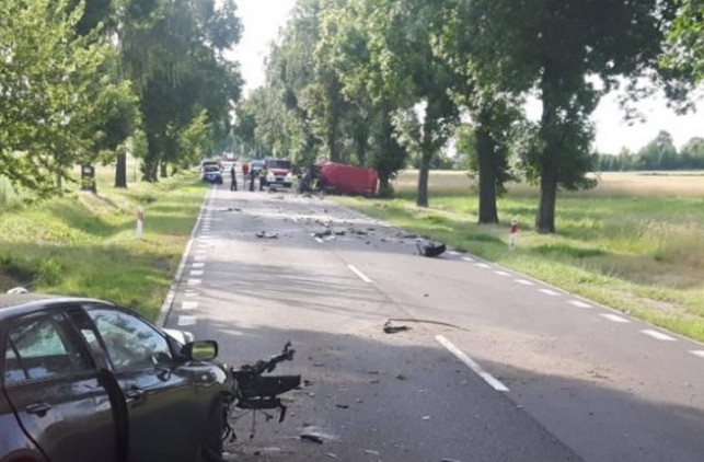 Czołowe zderzenie na prostej drodze. Nie żyją odbywaj kierowcy! - Zdjęcie główne