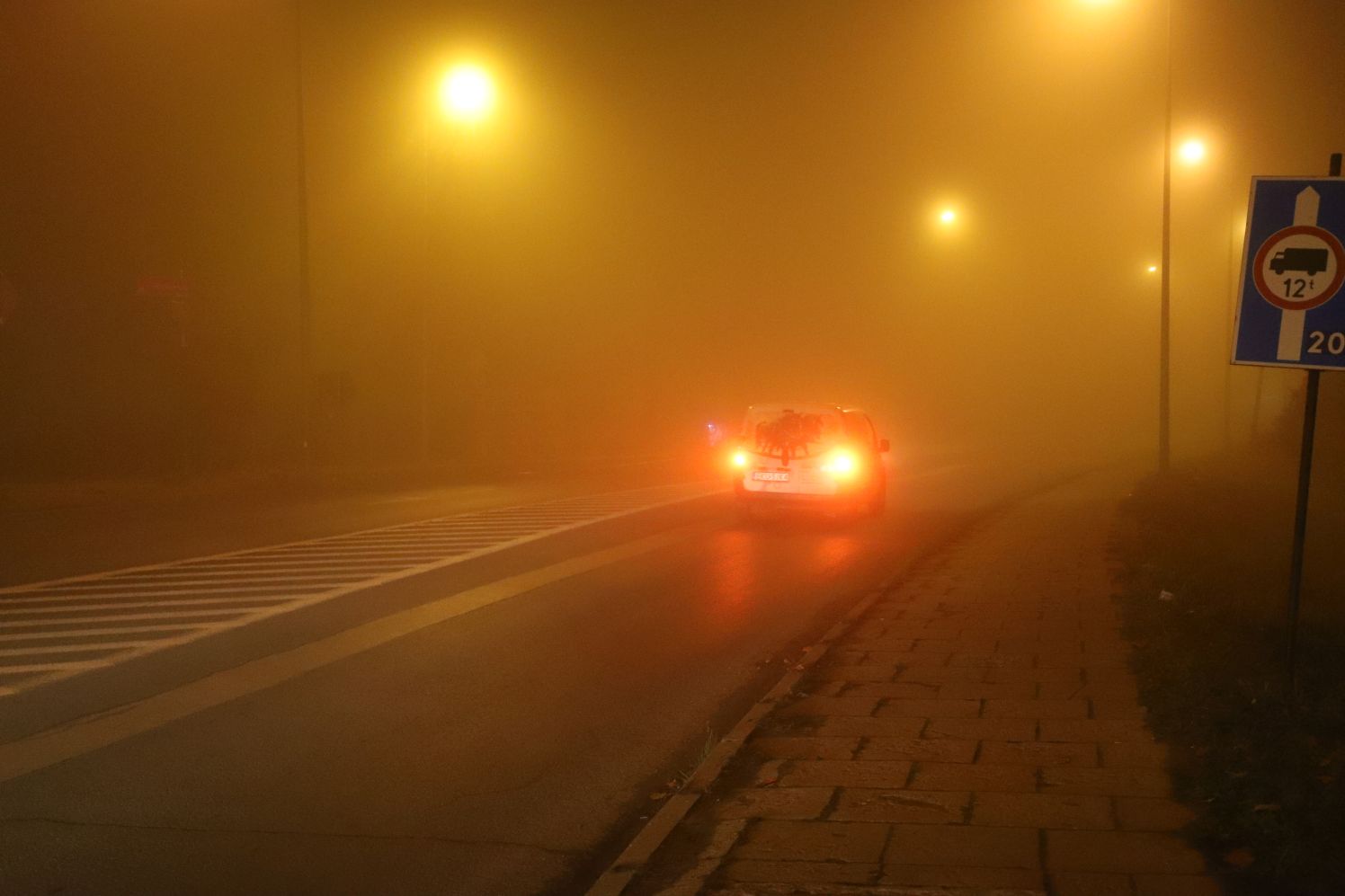 Gęsta mgła nad powiatem kutnowskim, kierowcy powinni zachować szczególną ostrożność