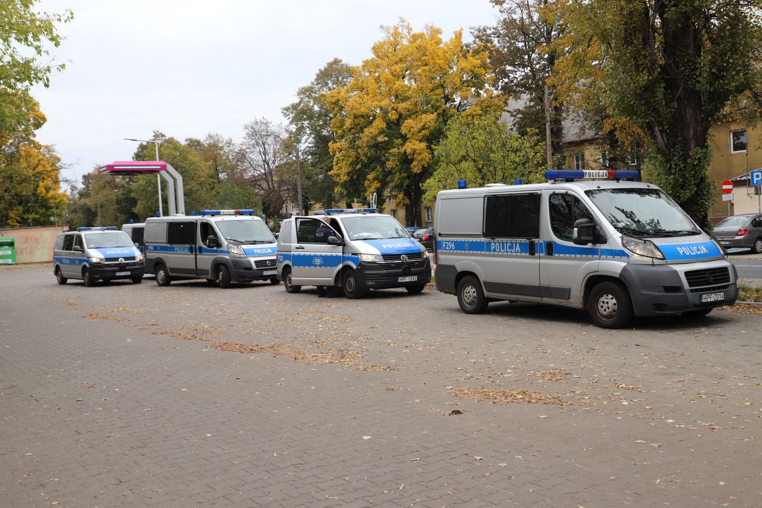 Policja zabezpiecza przejazd kibiców Lecha Poznań przez Kutno