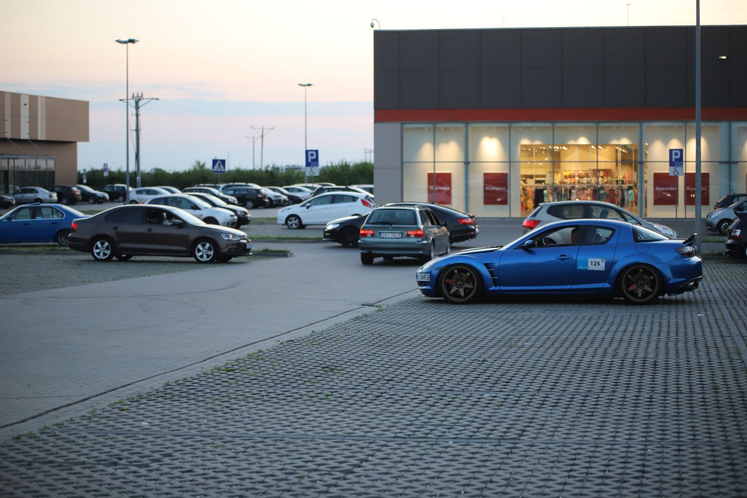 Ryk silników, pisk opon i setki osób pod galerią. Trwa Illegal Night Kutno