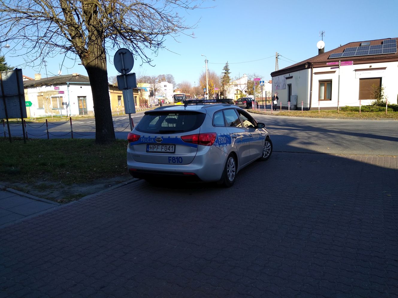 Policja i straż miejska pilnują porządku w związku z dniem Wszystkich Świętych