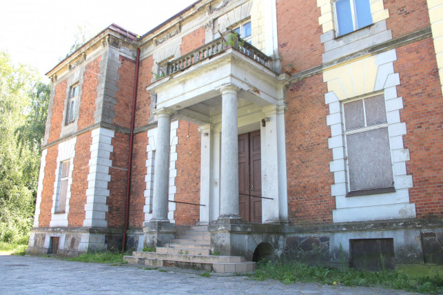 Pałac Rembielińskich coraz bardziej zniszczony - Zdjęcie główne