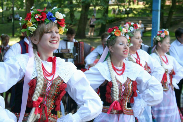 Rodzinnie i na ludowo w parku - Zdjęcie główne