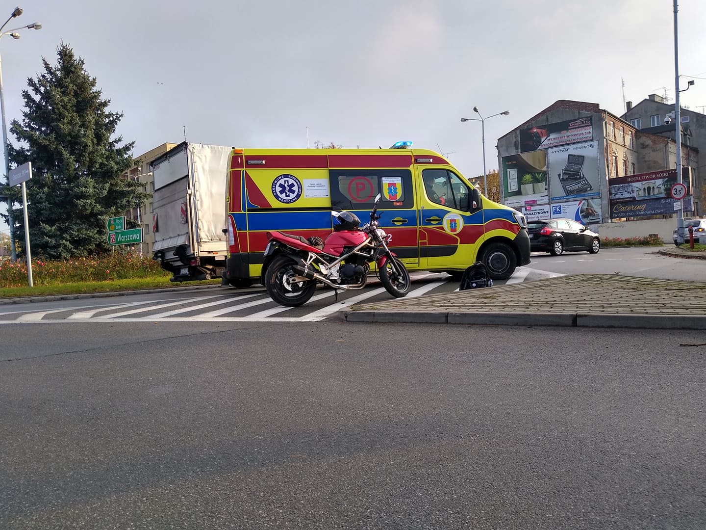 Kraksa na rondzie w Kutnie z udziałem motocykla