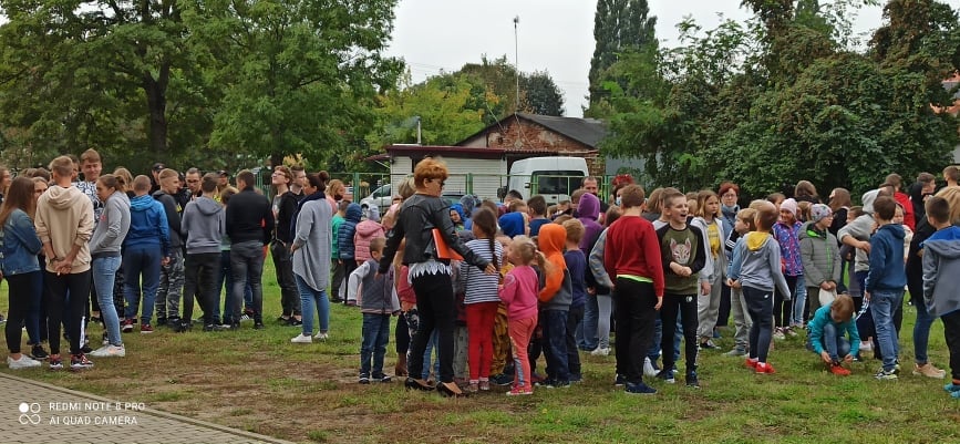 W jednej z kutnowskich szkół podstawowych przeprowadzono ewakuację budynku. Były to ćwiczenia pod okiem straży pożarnej