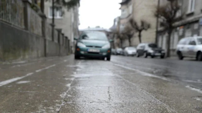 Uwaga kierowcy! Może być ślisko. Jest ostrzeżenie dla powiatu łęczyckiego - Zdjęcie główne