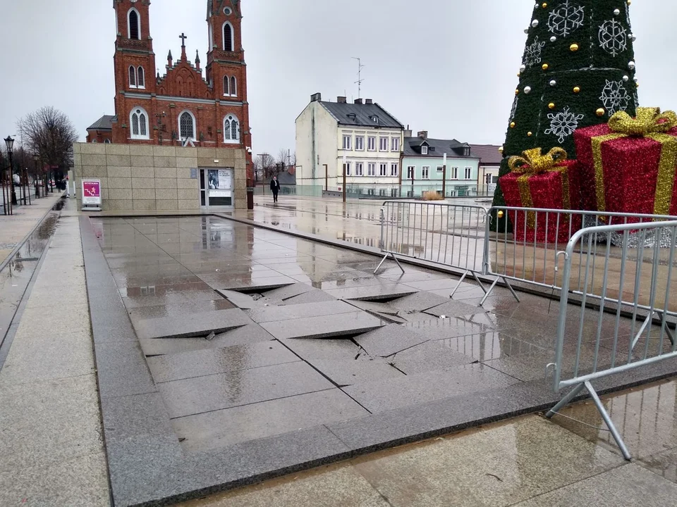 Fontanna na kutnowskim Placu Wolności została uszkodzona przez kierowcę samochodu dostawczego. To kolejny taki incydent