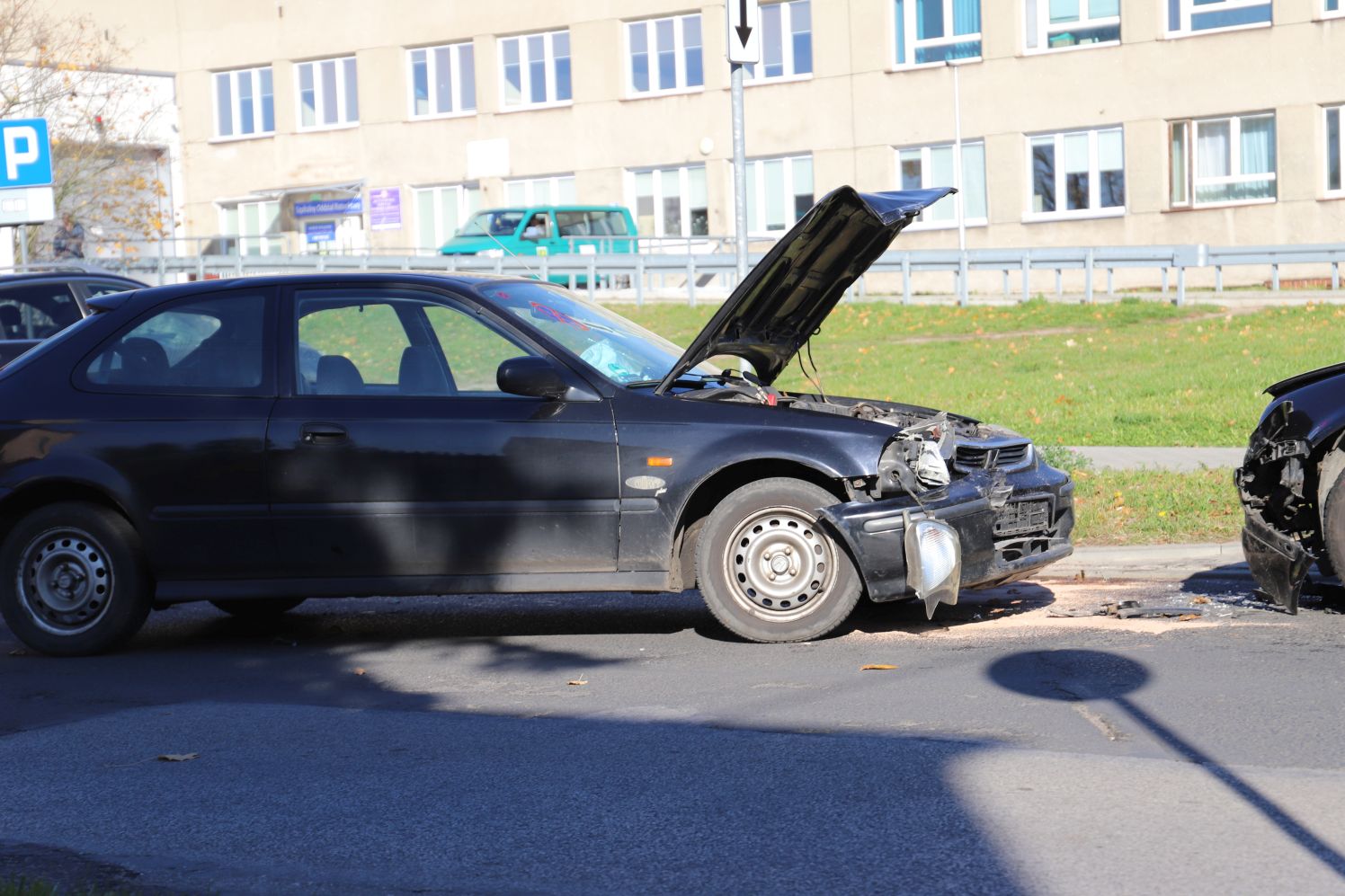 Wypadek z udziałem dwóch aut przy szpitalu. Służby w akcji [ZDJĘCIA]