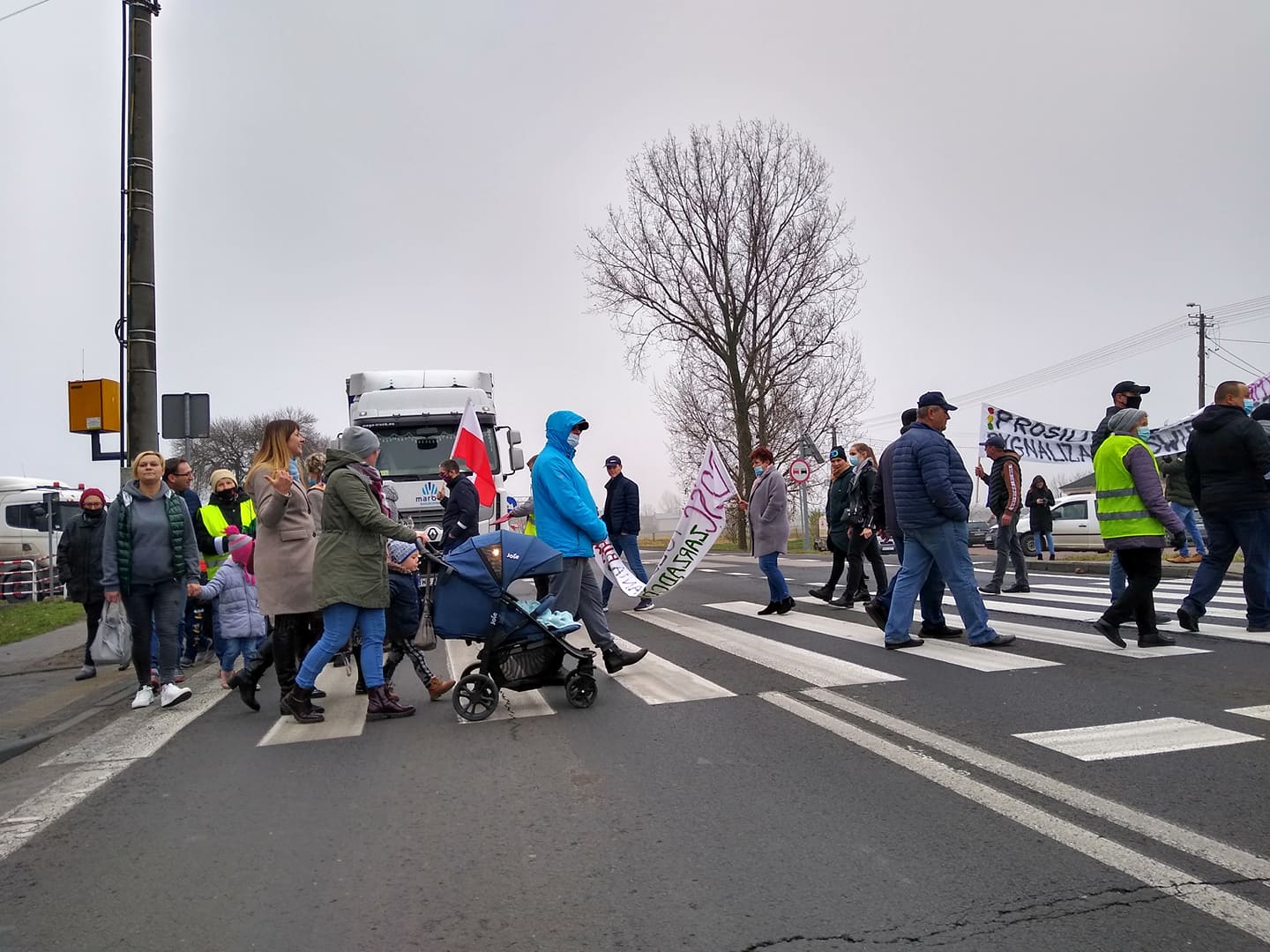 Trwa protest przy DK 92 w Bedlnie. Mieszkańcy żądają poprawy bezpieczeństwa