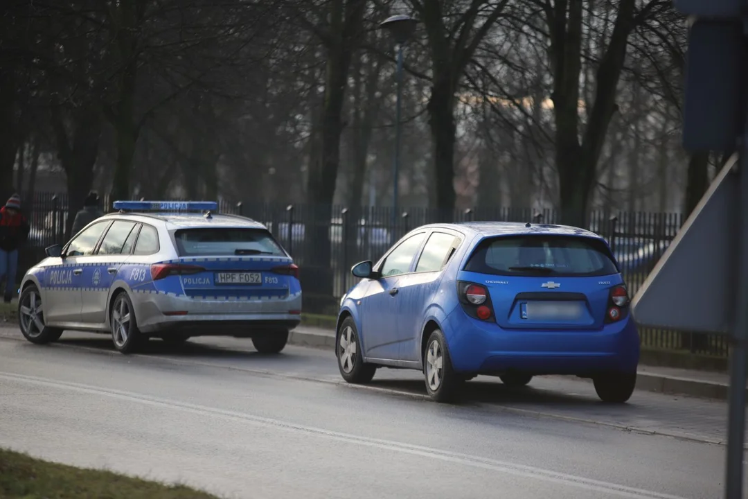 Służby przy szkole podstawowej. Piesza potrącona przez samochód [FOTO, AKTUALIZACJA] - Zdjęcie główne