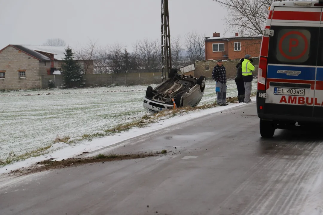 Wypadek pod Kutnem. Dachował samochód, jedna osoba ranna