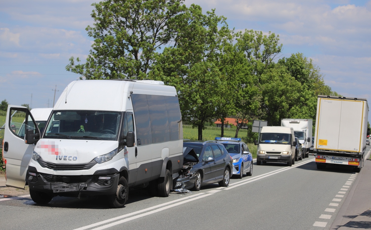 [ZDJĘCIA] Kraksa z udziałem trzech aut na DK 60 pod Kutnem. Duże utrudnienia w ruchu - Zdjęcie główne