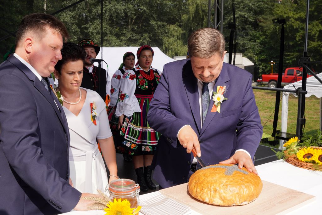 Na dożynkach wojewódzkich w Rogowie nie zabrakło delegacji gmin powiatu kutnowskiego, samego kutnowskiego starostwa, ale nie tylko