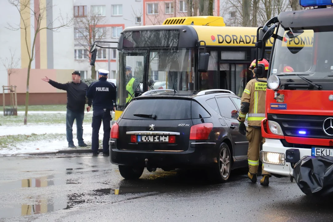 Autobus zderzył się z osobówką przy ul. Chrobrego w Kutnie