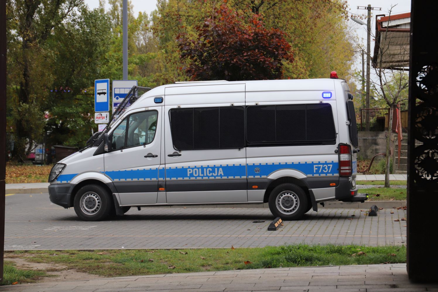 Policja zabezpiecza przejazd kibiców Lecha Poznań przez Kutno