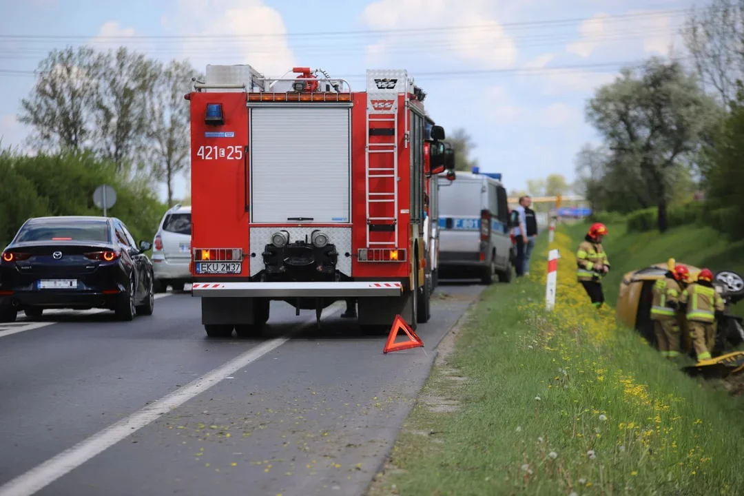 Znamy przyczyny dwóch zdarzeń drogowych do których doszło w Kutnie. Kierowcy jechali „na podwójnym gazie”