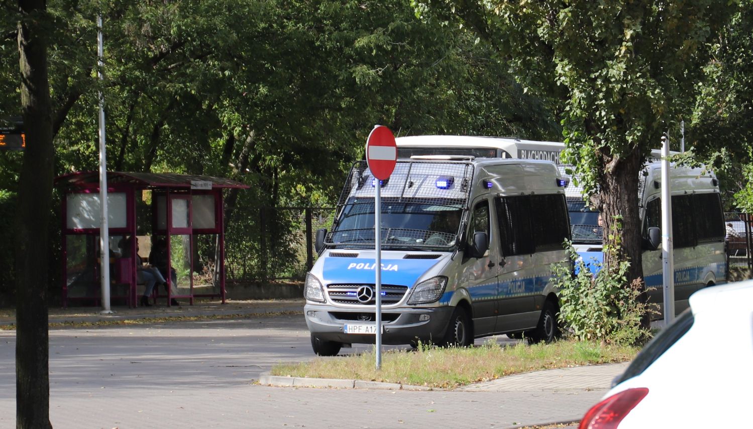 Przy dworcu w Kutnie zaroiło się od policjantów, którzy zabezpieczali przejazd kibiców poznańskiego Lecha