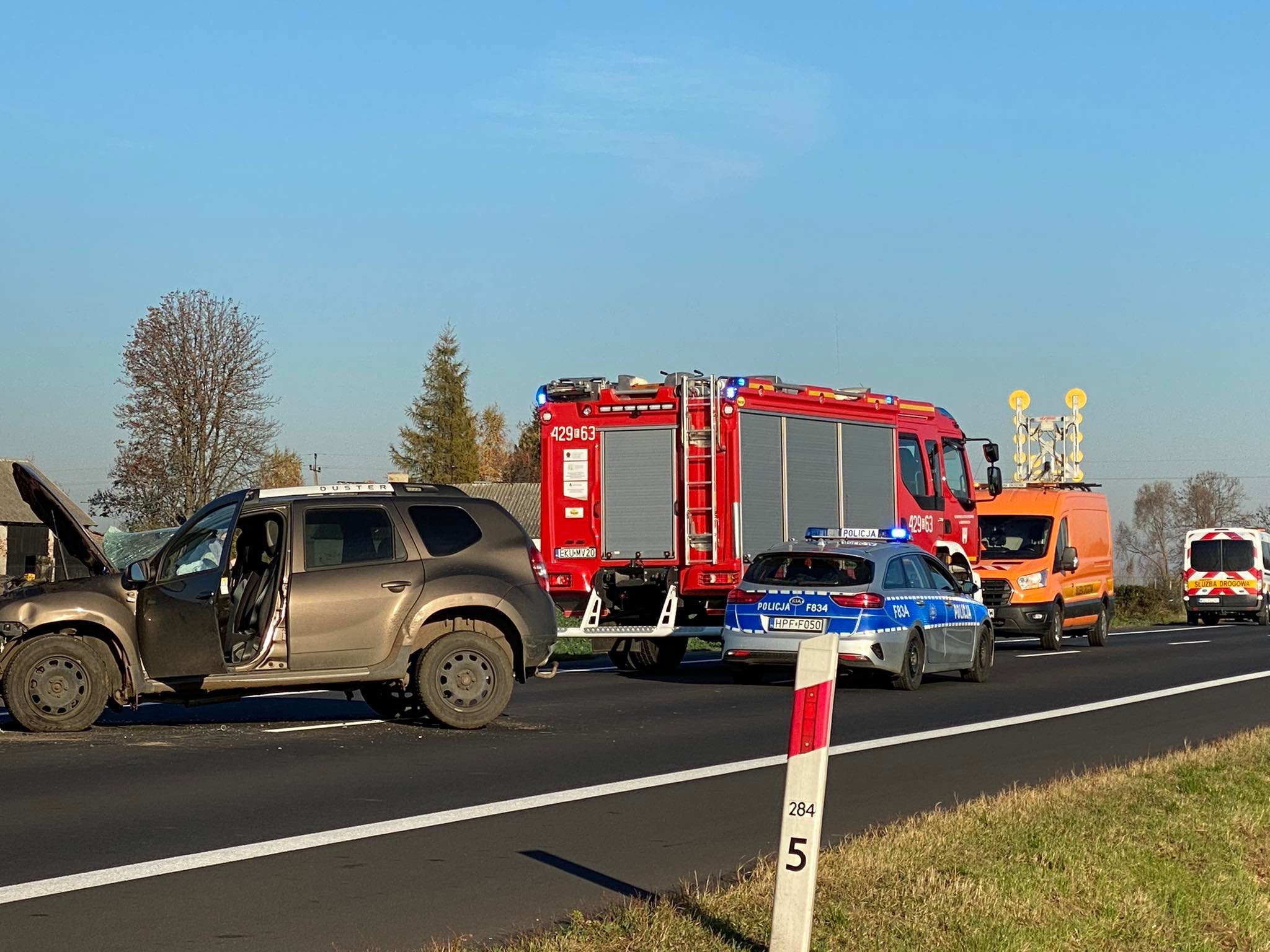 Groźny wypadek pod Kutnem. Samochód osobowy wjechał w ciężarówkę