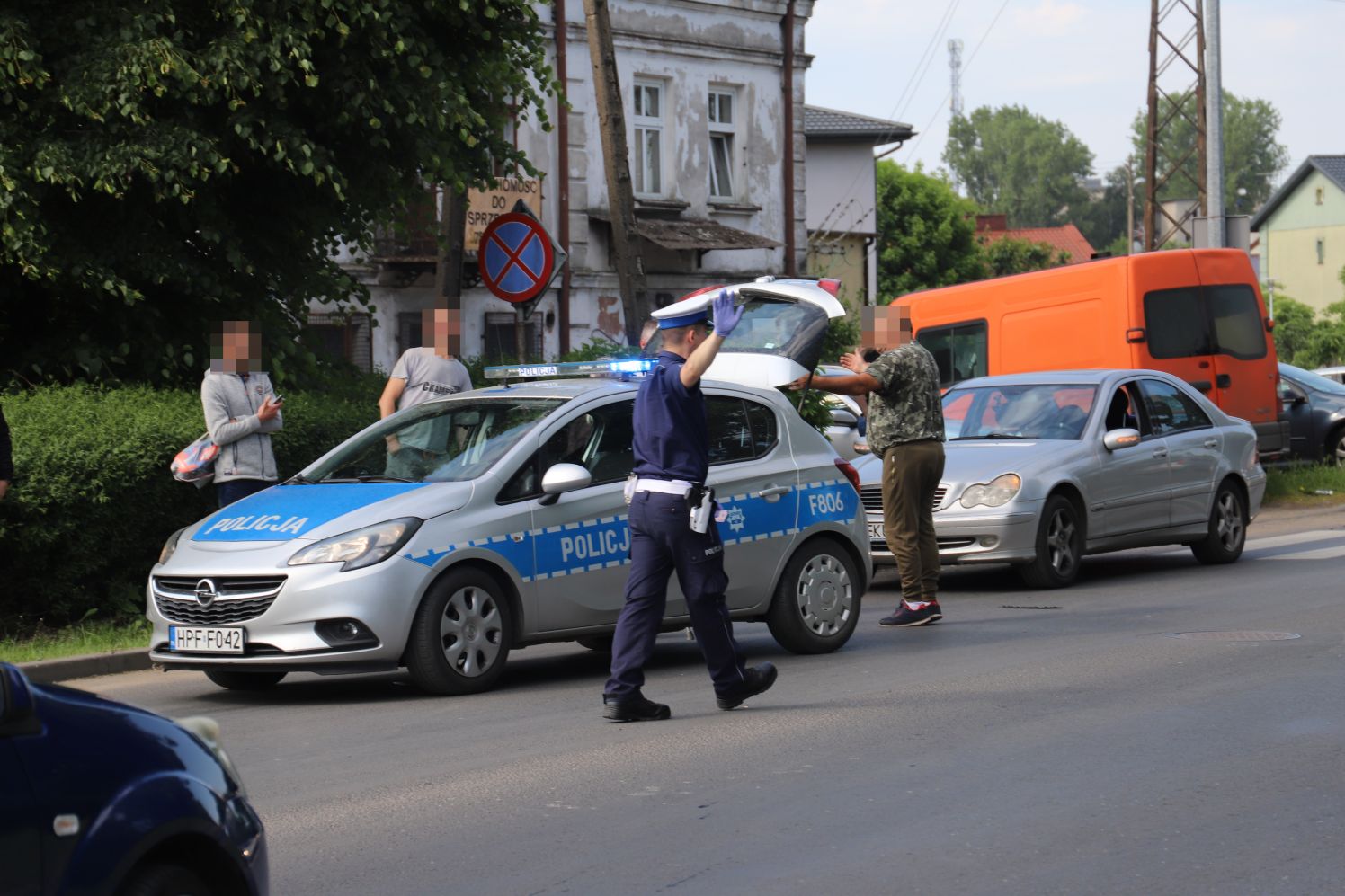 W Kutnie niedaleko targowicy samochód potrącił dziecko. Chłopiec został zabrany do szpitala