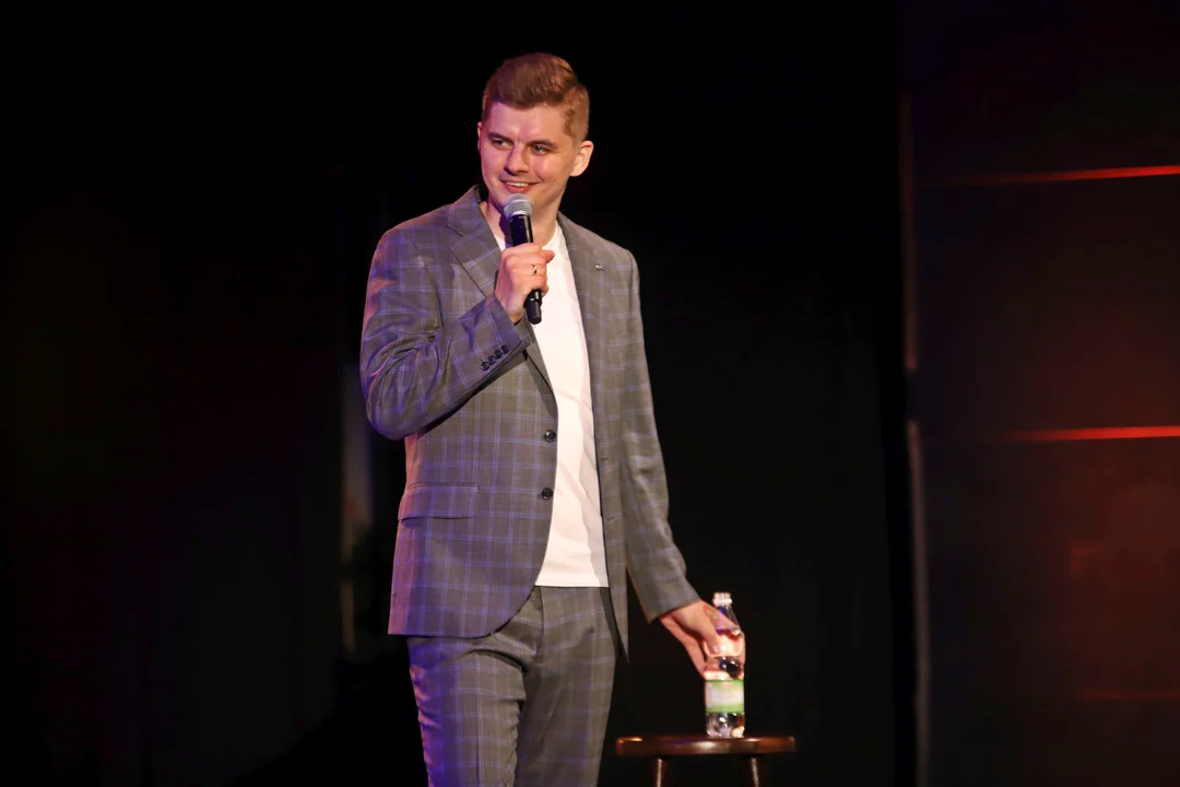 Stand-up na deskach KDK. Michał Leja i Piotrek Szumowski rozbawili publiczność