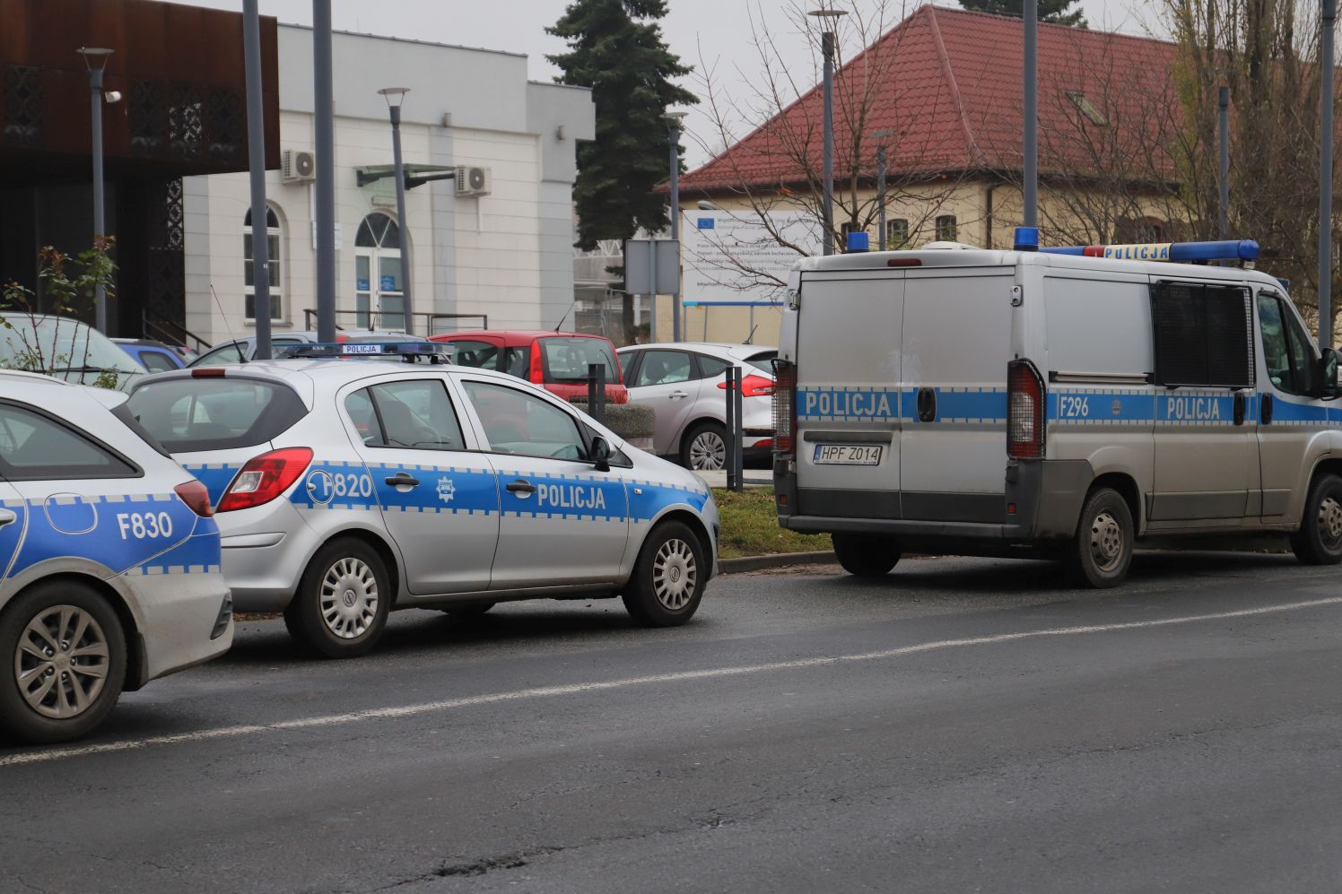 Grupa kibiców na kutnowskim dworcu. Miejsce zabezpiecza policja