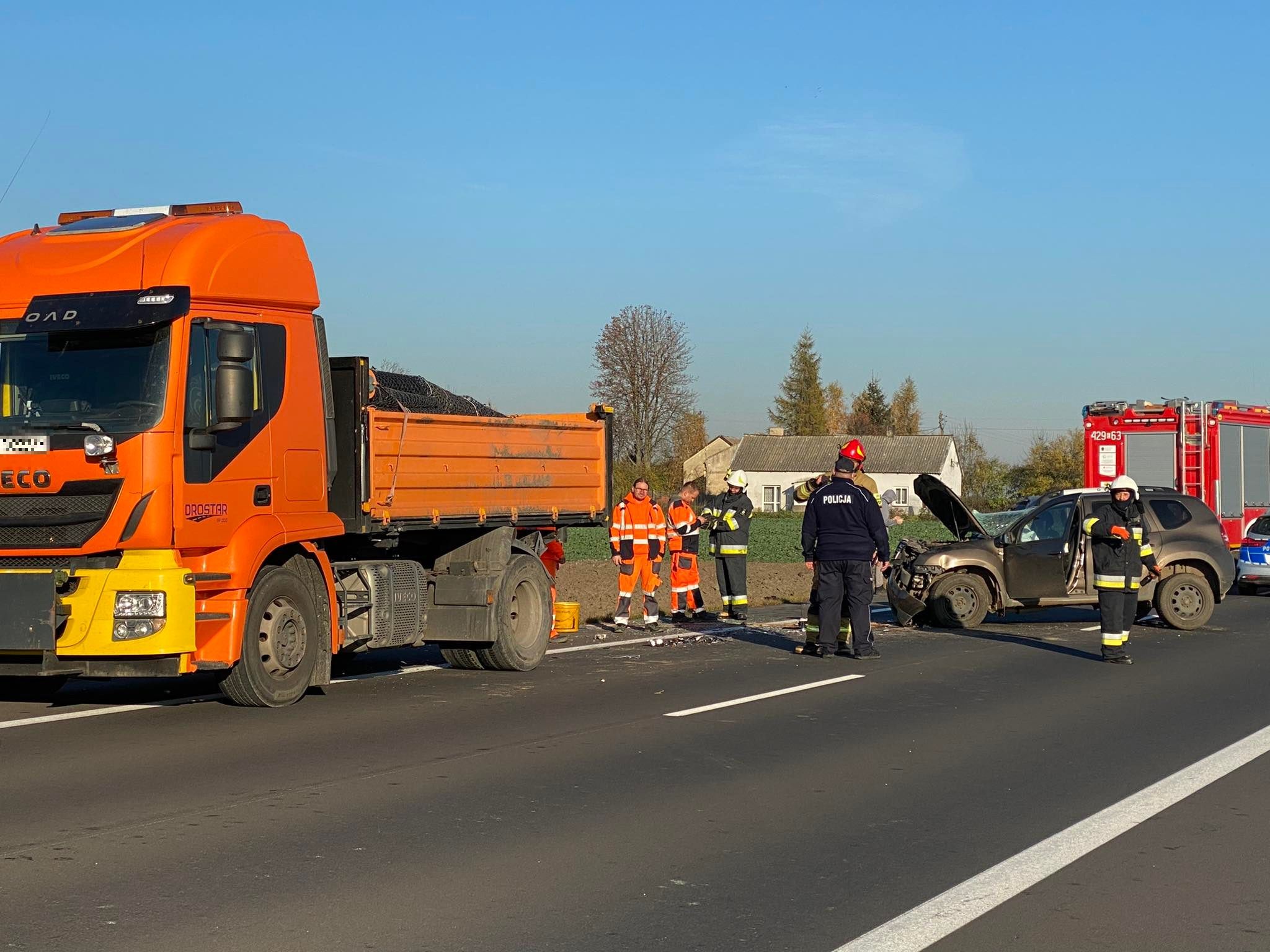 Groźny wypadek pod Kutnem. Samochód osobowy wjechał w ciężarówkę