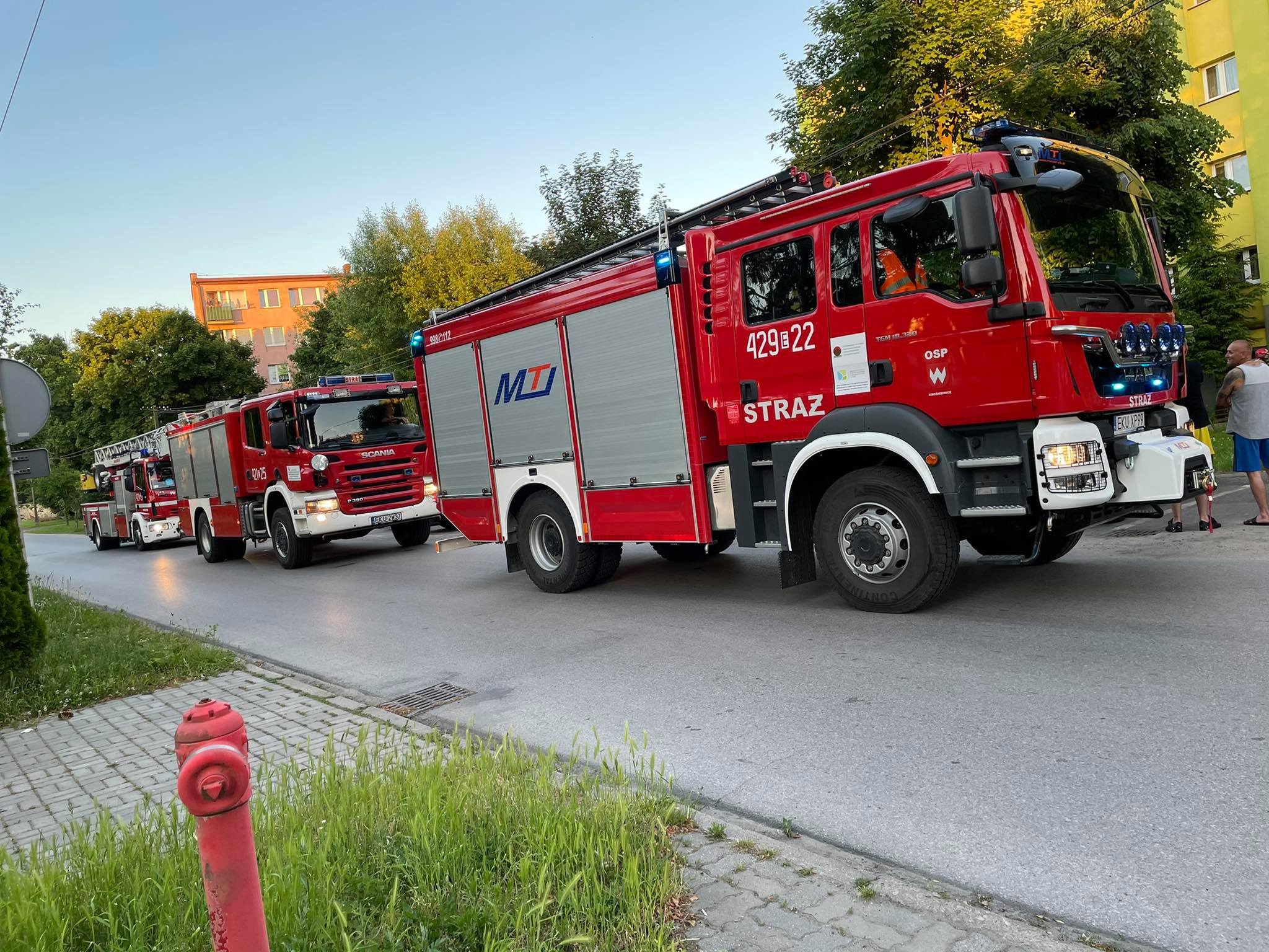 Kilka zastępów straży pożarnej prowadzi działania w Krośniewicach