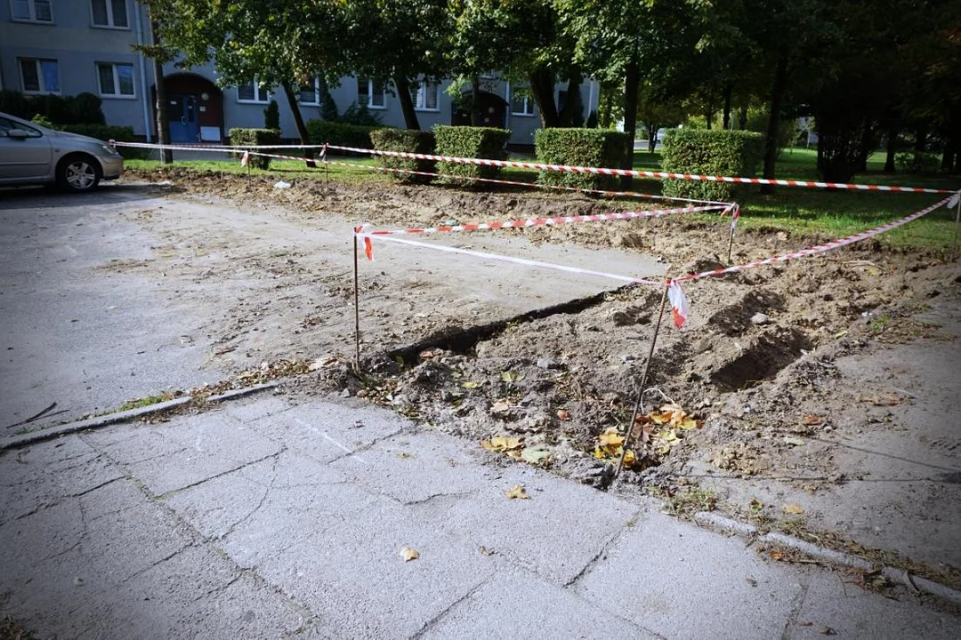 Remont chodnika na osiedlu Batorego rozpoczął się w połowie października (tak wyglądał w trakcie prowadzenia prac)