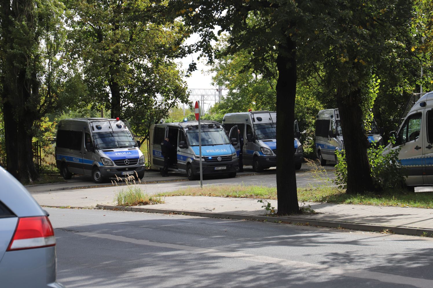 Przy dworcu w Kutnie zaroiło się od policjantów, którzy zabezpieczali przejazd kibiców poznańskiego Lecha