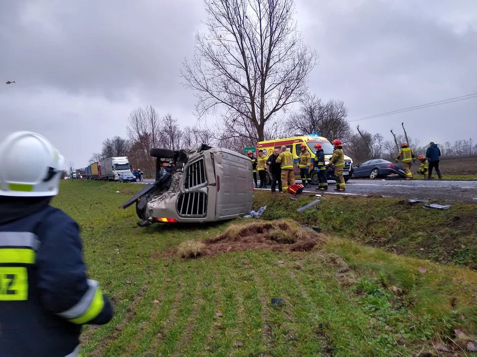 Wypadek na DW 702 pod Kutnem, rannych pięć osób